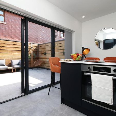 New Spacious 2 Bed Getaway - Private Courtyard! - Underfloor Heating 카디프 외부 사진