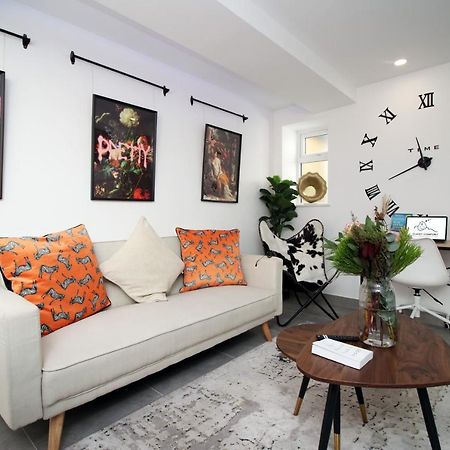 New Spacious 2 Bed Getaway - Private Courtyard! - Underfloor Heating 카디프 외부 사진