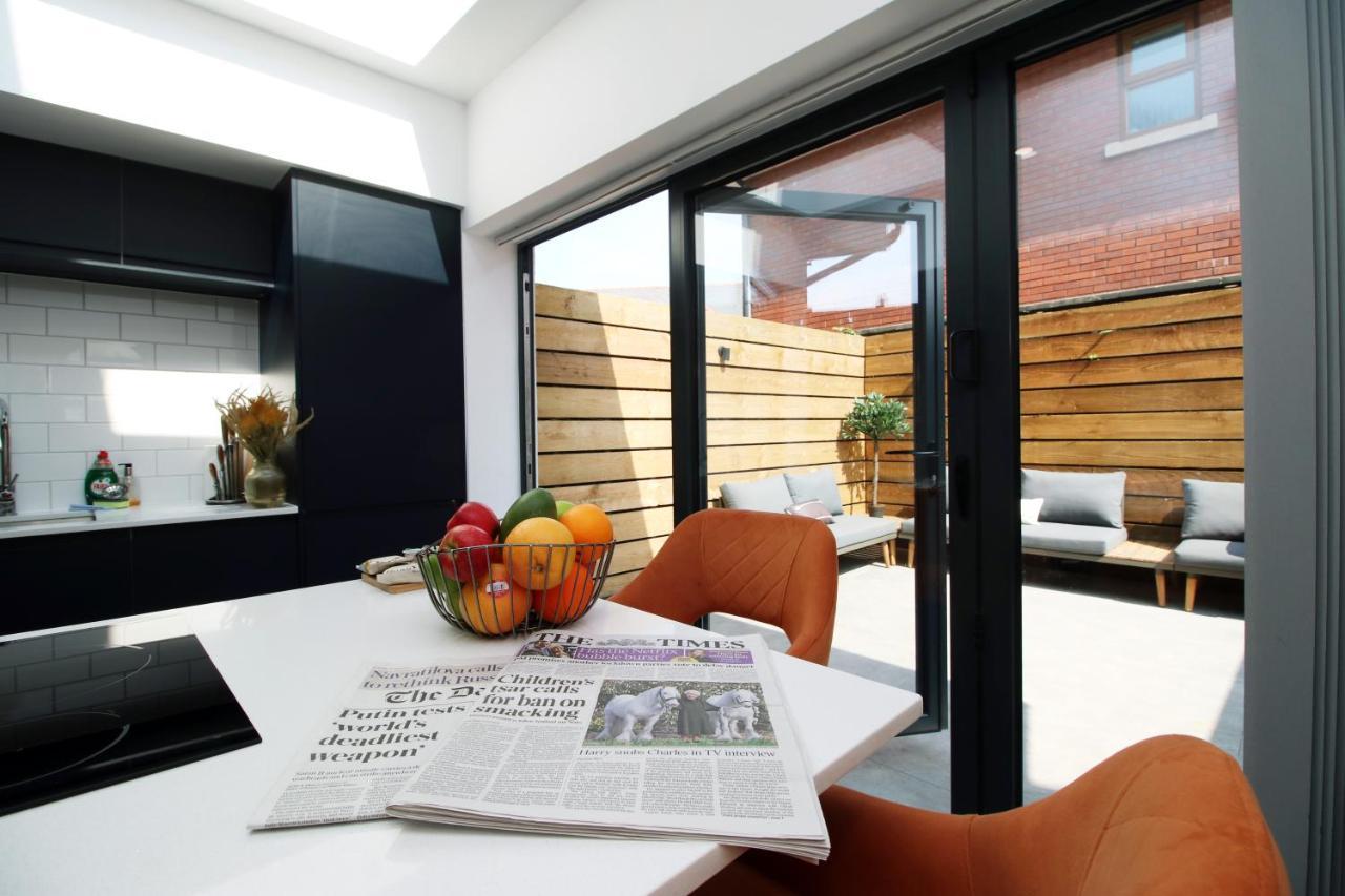 New Spacious 2 Bed Getaway - Private Courtyard! - Underfloor Heating 카디프 외부 사진