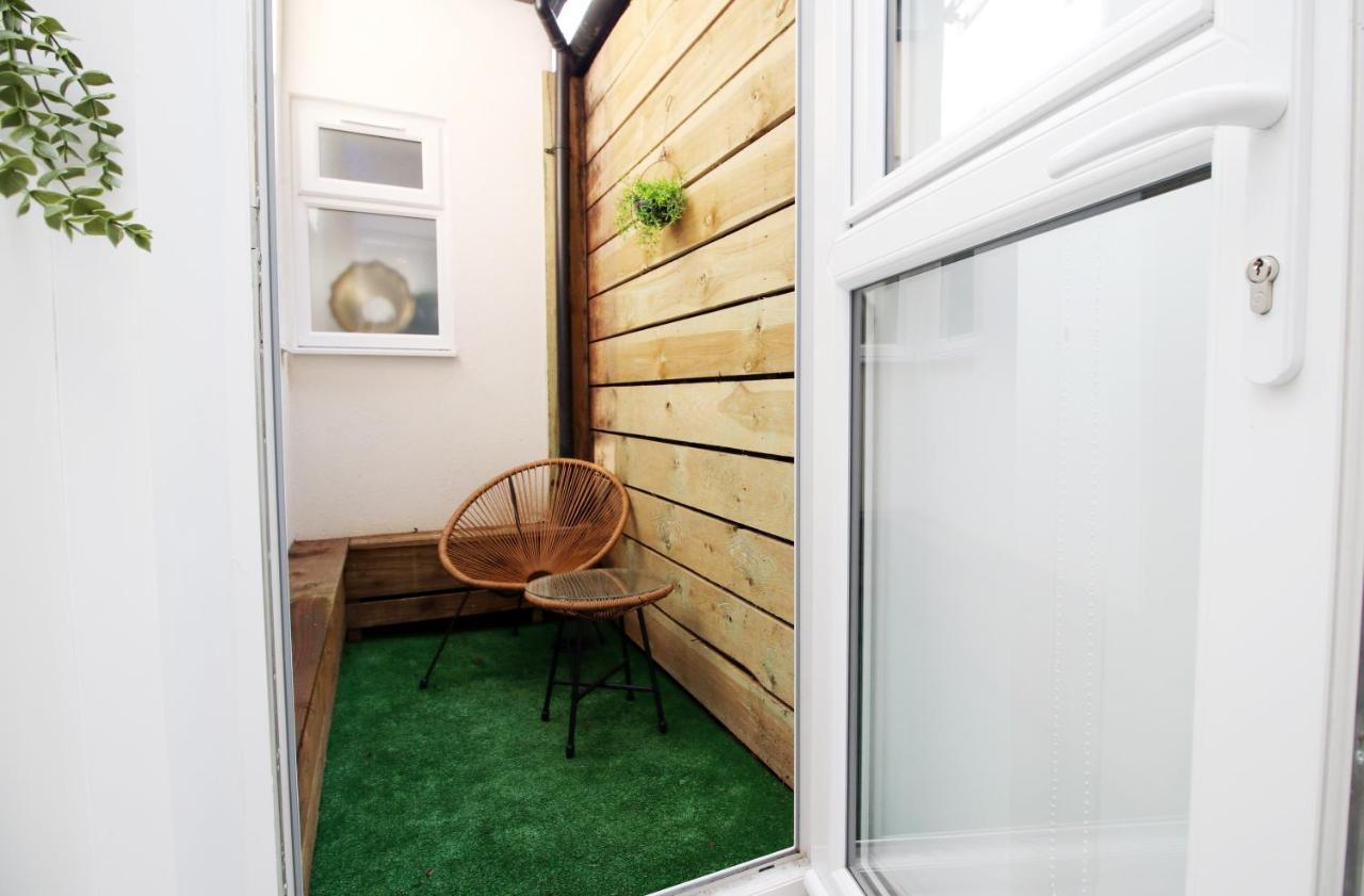 New Spacious 2 Bed Getaway - Private Courtyard! - Underfloor Heating 카디프 외부 사진