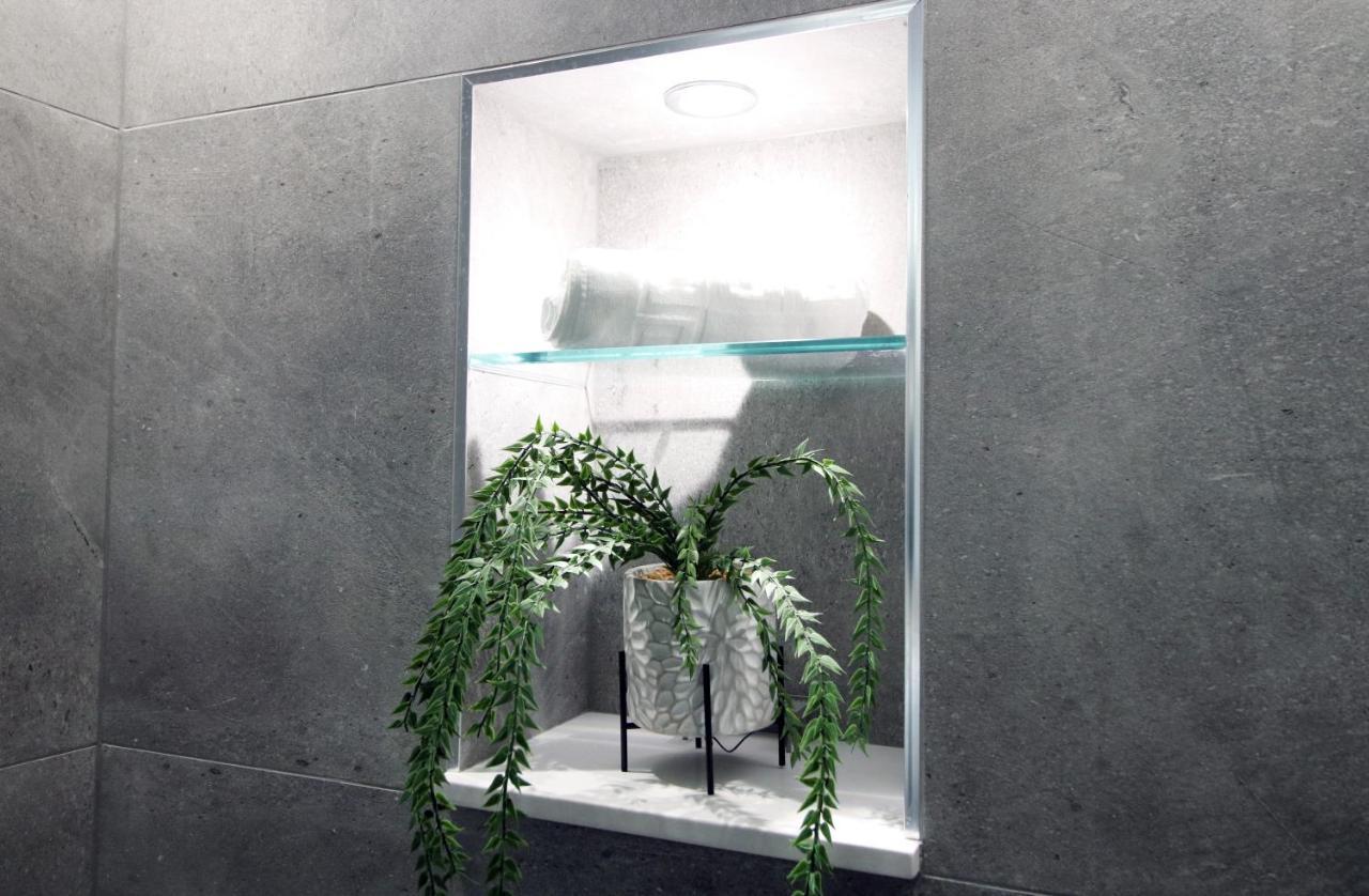 New Spacious 2 Bed Getaway - Private Courtyard! - Underfloor Heating 카디프 외부 사진