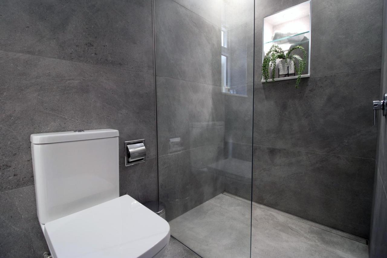 New Spacious 2 Bed Getaway - Private Courtyard! - Underfloor Heating 카디프 외부 사진
