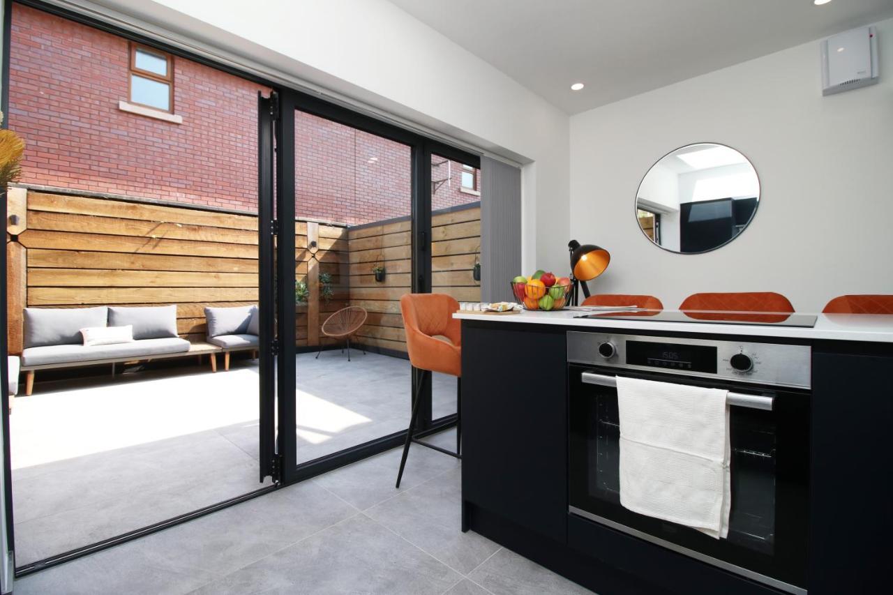 New Spacious 2 Bed Getaway - Private Courtyard! - Underfloor Heating 카디프 외부 사진