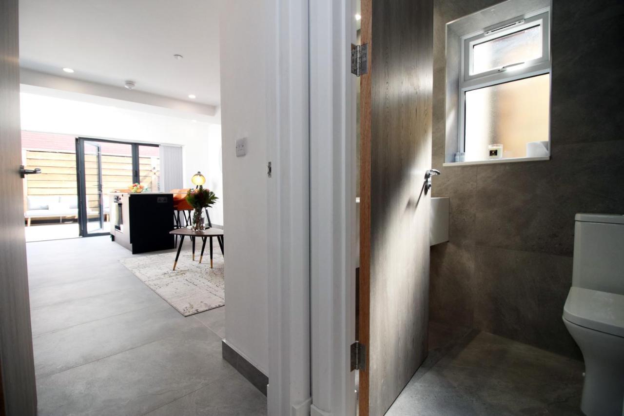 New Spacious 2 Bed Getaway - Private Courtyard! - Underfloor Heating 카디프 외부 사진