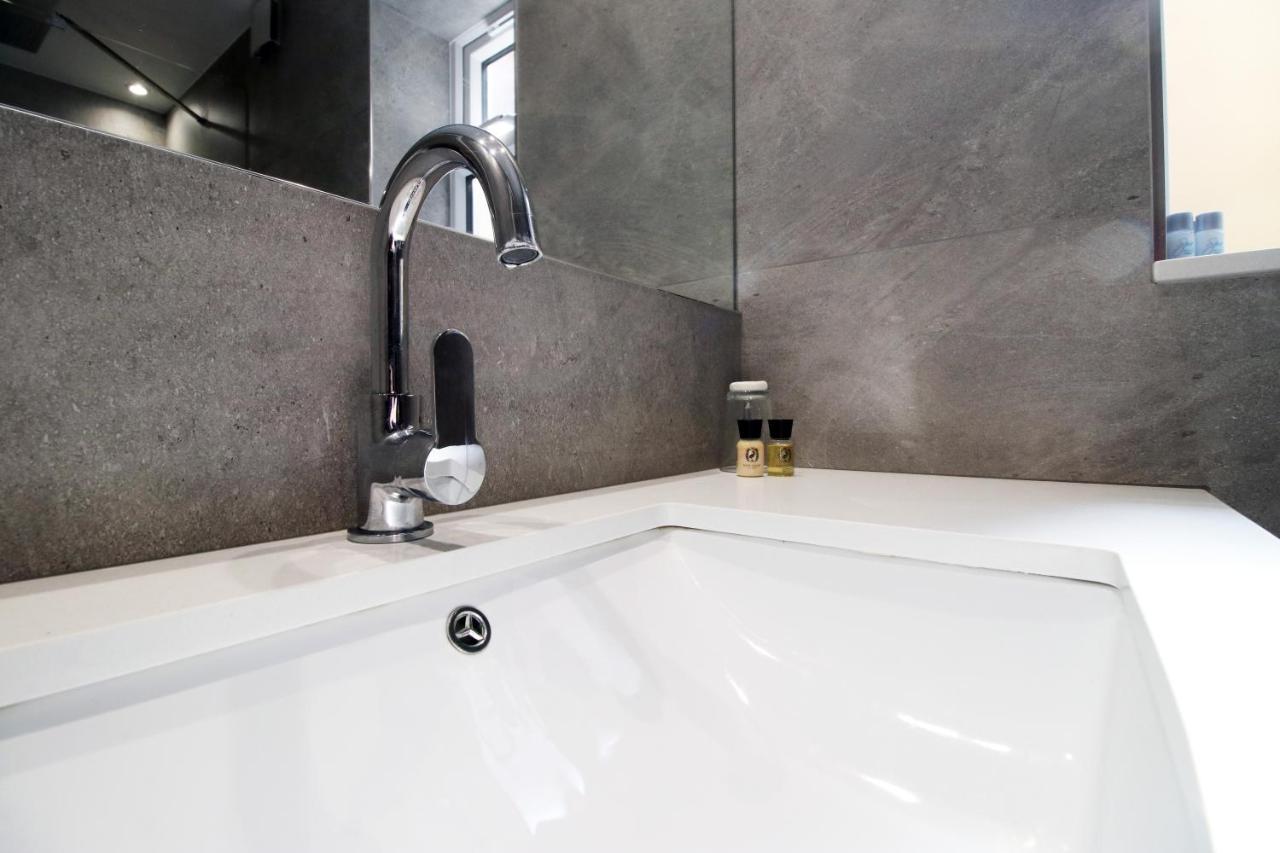 New Spacious 2 Bed Getaway - Private Courtyard! - Underfloor Heating 카디프 외부 사진