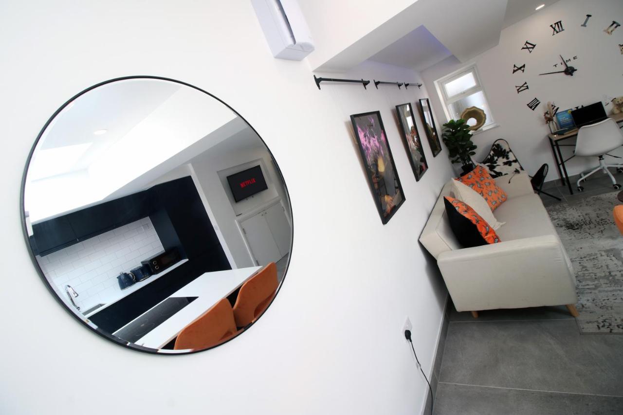 New Spacious 2 Bed Getaway - Private Courtyard! - Underfloor Heating 카디프 외부 사진