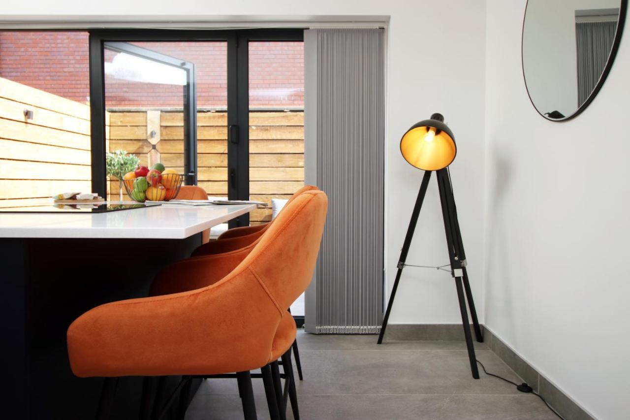New Spacious 2 Bed Getaway - Private Courtyard! - Underfloor Heating 카디프 외부 사진