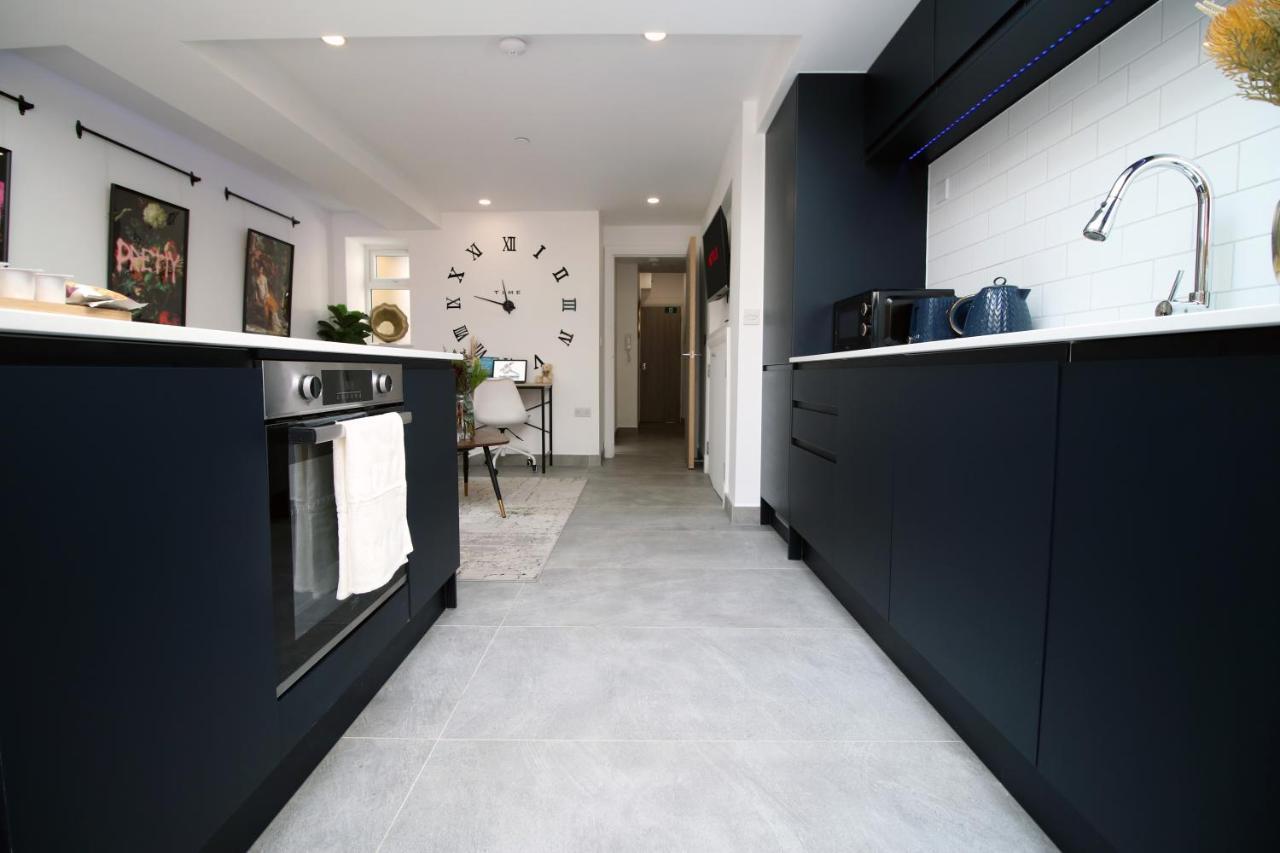New Spacious 2 Bed Getaway - Private Courtyard! - Underfloor Heating 카디프 외부 사진